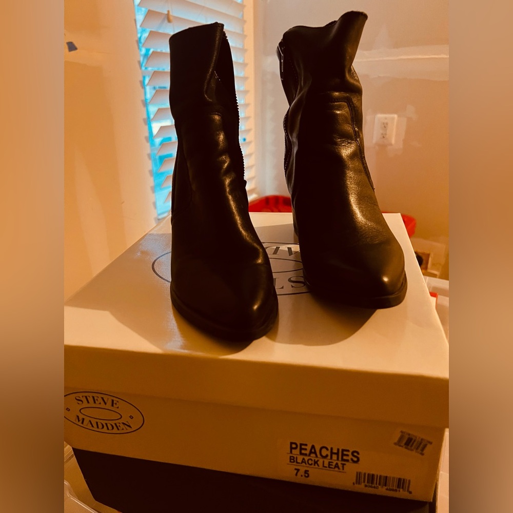 Steve Madden Black Leather Ankle Booties